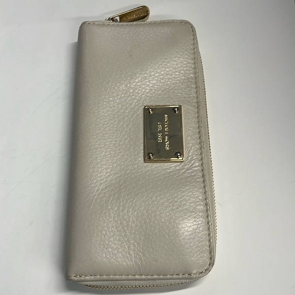 Michael Kors Beige Pebbled Leather Clutch Zip Around Wallet - Picture 1 of 8